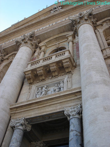 Halbsäule an der Fassade des Petersdoms in Rom