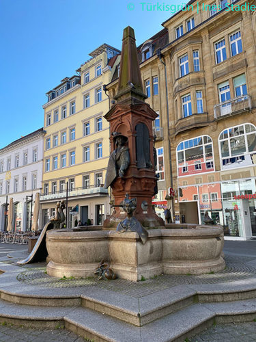 Kaiserbrunnen-konstanz-tuerkisgruen-geschichte-des-brunnens